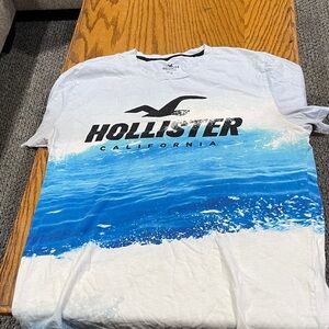 Hollister Men's White and Blue Wave Tee